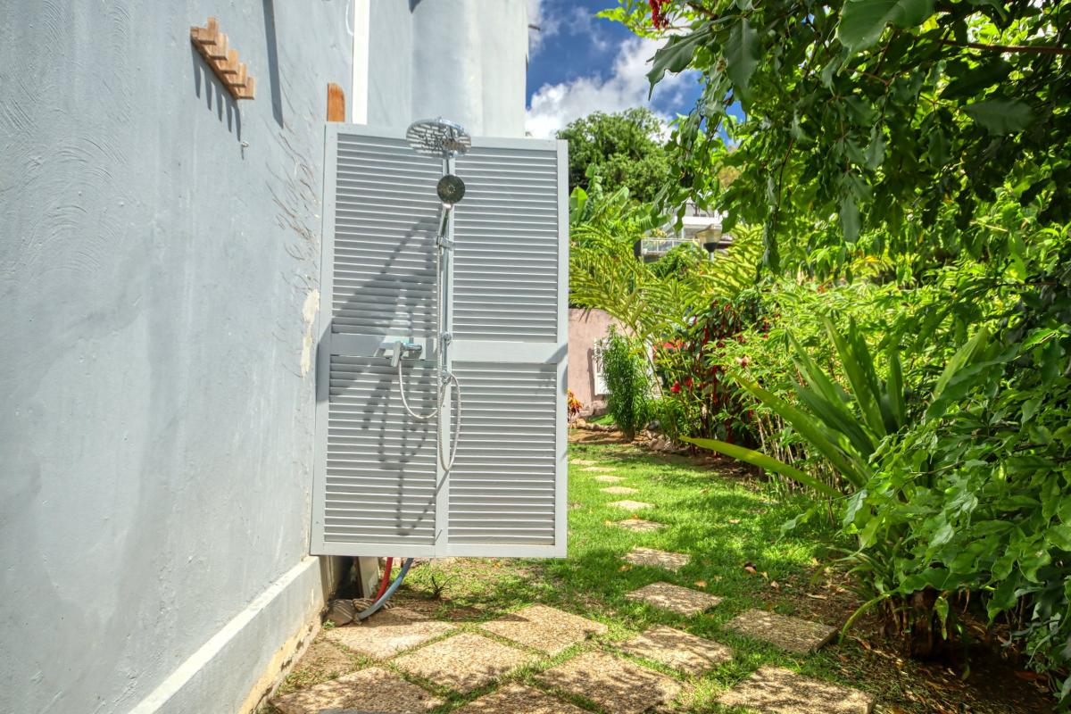 Location villa Trois Ilets Martinique - Douche extérieure